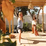 Hospedium Republica Surf House - Coxos Beach,