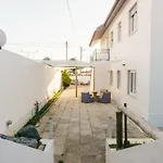 Hospedium Republica Surf House - Coxos Beach, Ericeira Hostel