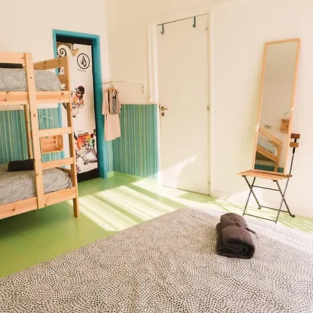 Hospedium Republica Surf House 에리세이라