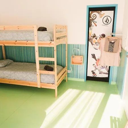 Hospedium Republica Surf House - Coxos Beach, Hostel Ericeira