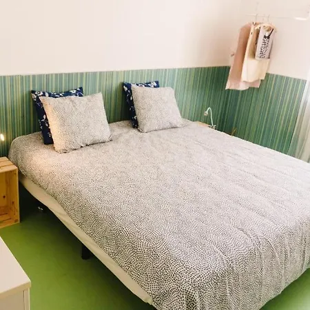 Hospedium Republica Surf House * 에리세이라