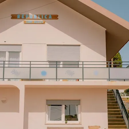 Hospedium Republica Surf House - Coxos Beach, 호스텔 *