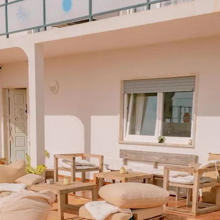 Hospedium Republica Surf House - Coxos Beach, 에리세이라